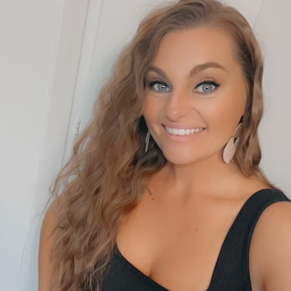 Poshmark profile picture for @maceb